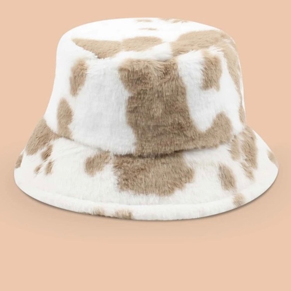 ASOS Accessories - Fluffy tan and white bucket hat